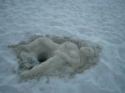 Scultura sulla spiaggia